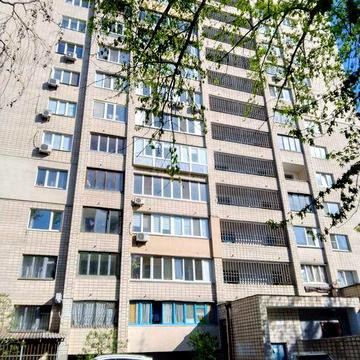 Продам 2-кімнатну квартиру. пр-т Лобановського (Червонозоряний), 37.