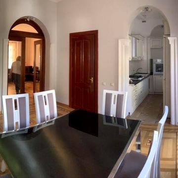 Оренда половини просторого будинку 145 м² у Львові, 2 спальні”