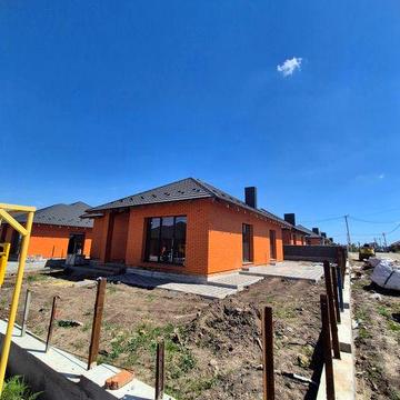 √ Продаж будинку з власним двором в тихому районі