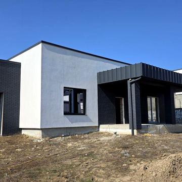 Продаж будинку з гаражем та міськими комунікаціями