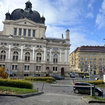 Продаж 4-кім. квартири в центрі пр. Свободи
