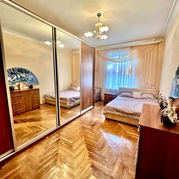Севастопольська вул., 13
