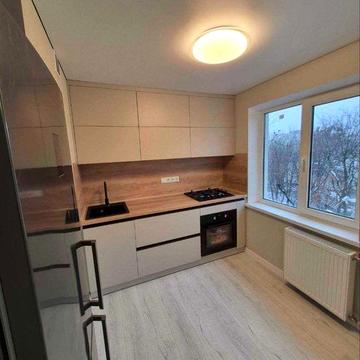 Продам! 2 Кв. Біля м. Ботанічний сад. Кап.ремонт.