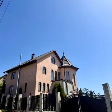 Продаж Будинку від Власника.Ділянка 8 сотих. Чудовий краєвид . 4 хв від Кварцу. Тихе і затишне місце.