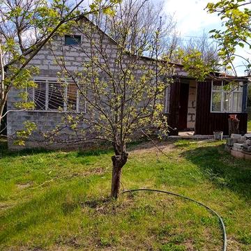продам дачу жд.пл.Асютовка за две ост.до Змиева.От платформы до дачи пять минут справа по ходу электрички.