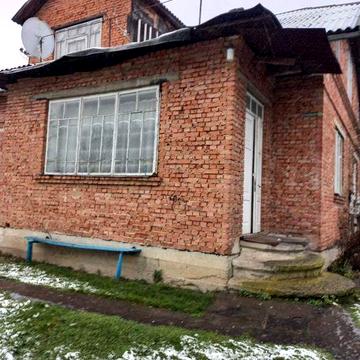 Будинок цегляний та стара деревяна хата