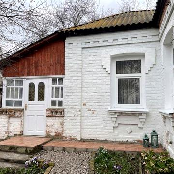 Продам житлову частину будинку в м. Гайсин (недалеко від центру, під ремонт)