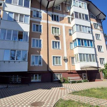 Продаж 3-кімнатної квартири біля парку. Цегляний будинок. Автономне опалення