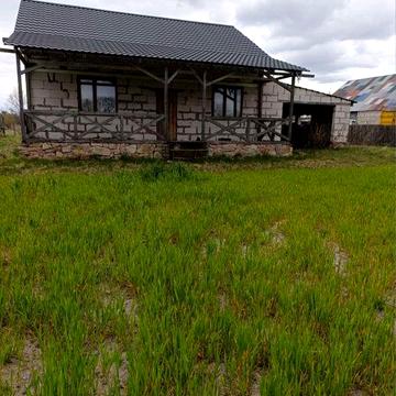 Недобудований будинок з просторою ділянкою