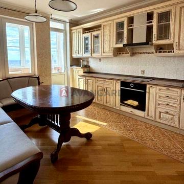 Продам гарну простору квартиру з ремонтом  біля метро. Будинок 2008 р