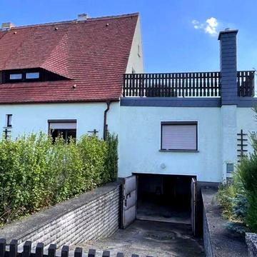 Пів будинка з гаражем у тихому місці у Німеччині