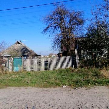Дім в Яблунівці у річки з гаражем і участком 35 соток