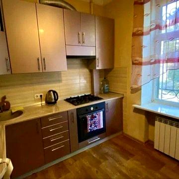 Здається 2х кімн квартира в центрі. Можна на місяць. Військові+