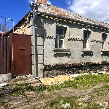 Продаж будинку під реконструкцію з великою ділянкою.