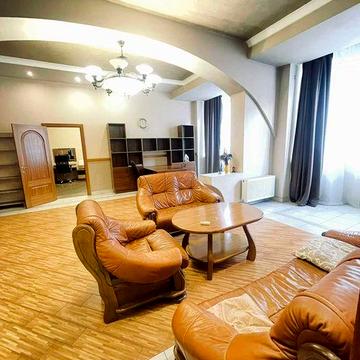 Оренда квартири в центрі на вул. Валова
