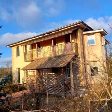 Терміново продам 2-х поверховий будинок в Дергачах, р-н центру.