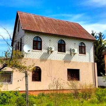Капітальний пяти кімнатний будинок. Опалення газ, зручності. Два км. від метро Осокорки.