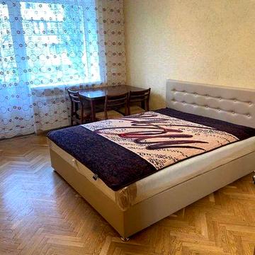 Оренда 2 кімнатної квартири метро Звіринецька роздільні кімнати. Є газ.