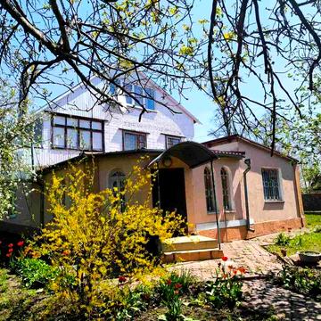 Продається будинок в мальовничому місці на березі озера.