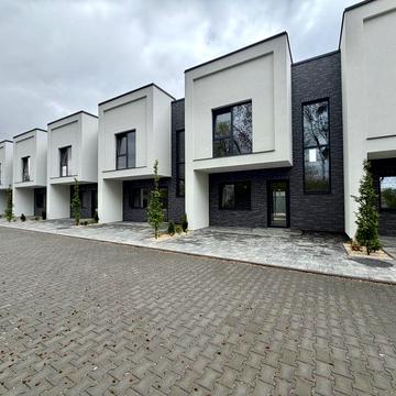 Кутовий таунхаус преміум якості з газовим опаленням у с.Липини