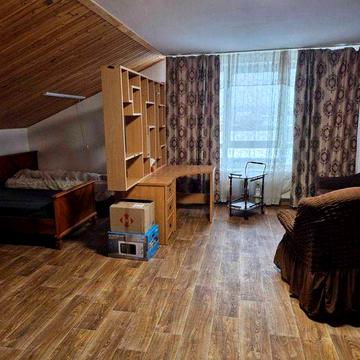Простора студія в пентхаусі поруч з центром.