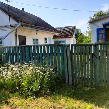 Продам будинок в центрі біля озера із земельною ділянкою