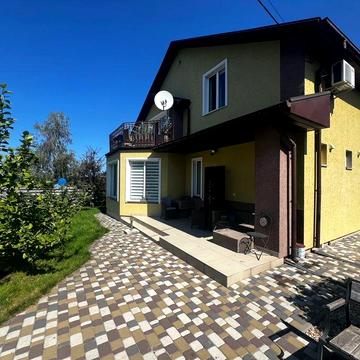 Продам сучасний будинок в Горенці з усіма зручностями.