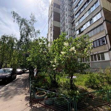 10 плюсів ожилої квартири з меблями між двома станціями метро Київ