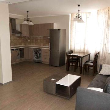 Продається укомплектована 2-кімнатна квартира (82м²) в м. Київ, вул. Анни Ахматової, 30