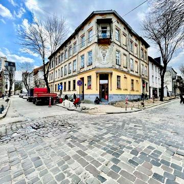Продаж 3 кімнатна квартира вул. Сарʼяна ( кут вул. Ю.Федьковича р-н Привокзального ринку)