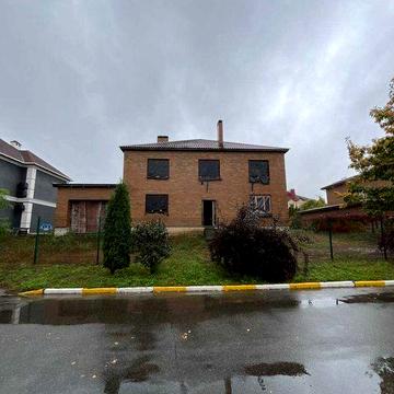 Просторий цегляний будинок 377,6 м² на 10 сотках — гараж на 3 авто, центральні комунікації