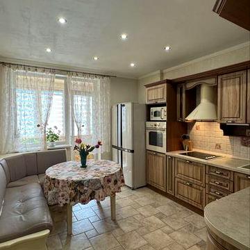 Продам 3-кім квартиру з меблями та технікою. проспект Берестейський 121 А. 1 хвилина до метро Житомирська ЖК Вікторія