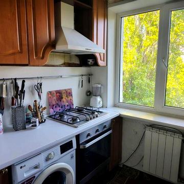 Продам 1 комнатную на Молодежном с мебелью и техникой.