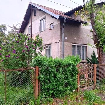 Приватний двоповерховий будинок із земельною ділянкою в м. Стрий, Львівської обл.