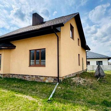 Є Новобудова з гаражем та приватизованою ділянкою 15 соток