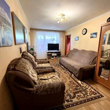 Продам 3-кімнатну квартиру з гаражем у центрі м. Кролевець