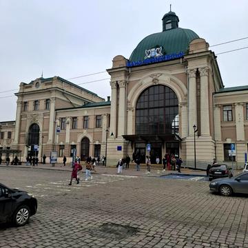 Привокзальна вул., 1