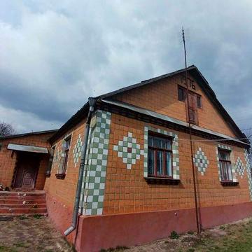 Житловий  будинок з надвірними спорудами