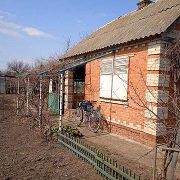 Дачний участок з будиночком