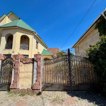 Продаж 2-поверхового будинку з ділянкою та гаражем на Котовського