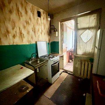 Продам трикімнатну квартиру під ремонт