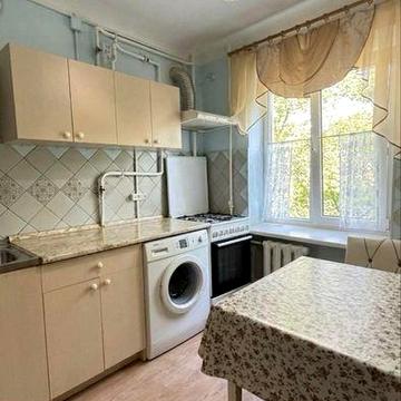 Продається 2х кімнатна, ПРОСПЕКТ НЕЗАЛЕЖНОСТІ (МІКРОРАЙОН, ФОРМАРКЕТ), 2ий поверх! Засклений БАЛКОН!