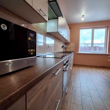 Продаж тауна з ремонтом 770 дол. м2 на 2 с. землі Святопетрівське.