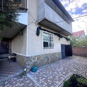 Будинок за Аерополем з видом на річку