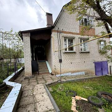 Поділ, добротний двоповерховий цегляний будинок з гарним видом.
