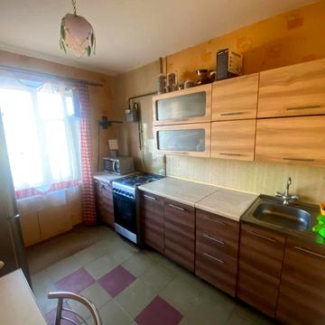 Продам 2 ю квартиру ж/м Лев 3.