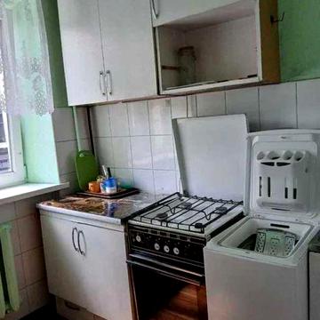 Двокімнатна поруч з метро Либідська, є газ!