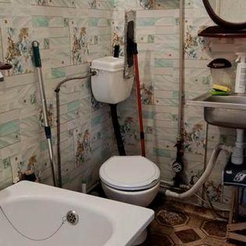Продаж квартири в гуртожитку з власним санвузлом
