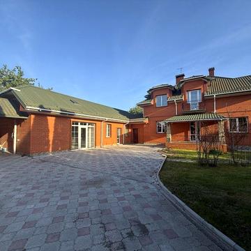 Терміновий продаж будинку в місті з ділянкою  15 сотих.