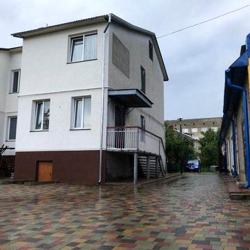 Продається унікальний двоповерховий таунхаус у центрі Гусятина
